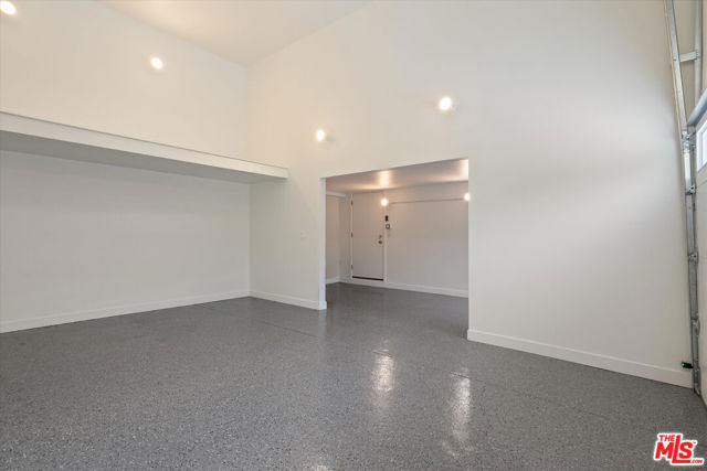 22960 Cass Avenue, Woodland Hills CA: https://media.crmls.org/mediaz/776c41c0-18a5-43ff-b40e-5e6afe512ca6.jpg