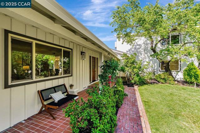 3338 Carlyle Ter, Lafayette CA: https://media.crmls.org/mediaz/776c9eac-81ce-4855-8867-ada087105c94.jpg