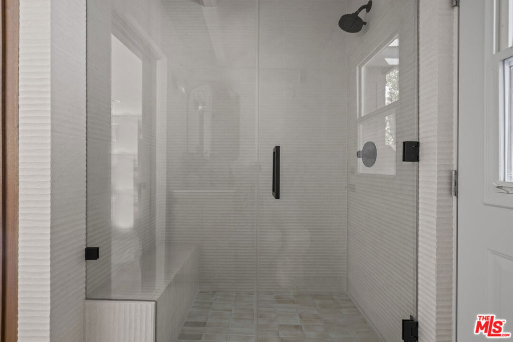https://media.crmls.org/mediaz/776caf1e-fd69-470d-b9eb-4d1eaad48fa9.jpg?preset=X-Large