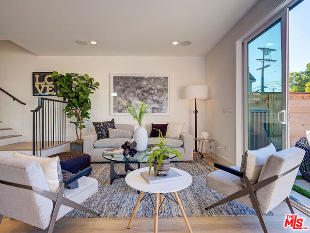 819 N Sycamore Avenue, Los Angeles CA: https://media.crmls.org/mediaz/776cfd67-9c90-4055-b017-adbda267a01c.jpg