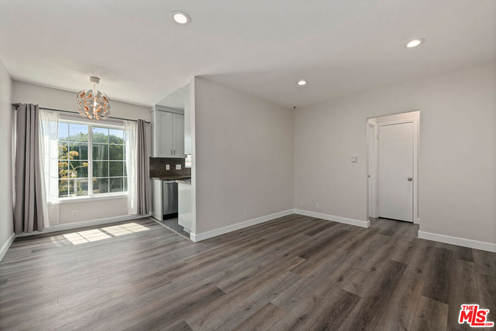 1330 S Barrington Avenue #15