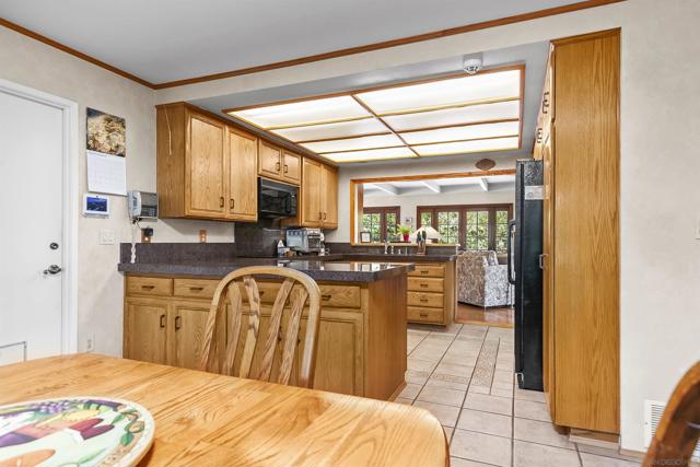 5353 Westknoll Dr, San Diego CA: https://media.crmls.org/mediaz/776d605f-967d-4329-b29a-dcc4739a5a56.jpg