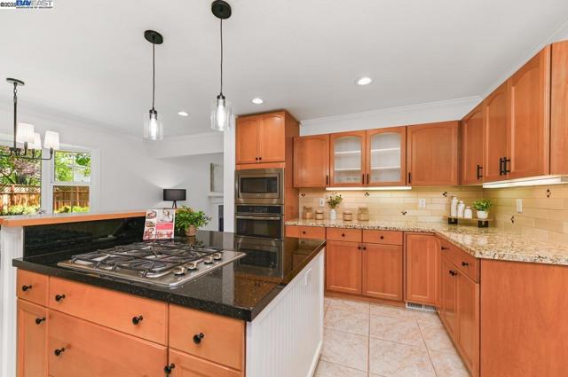 6701 Taffy Ct, Pleasanton CA: https://media.crmls.org/mediaz/776da9ed-3cb0-4374-b315-636051c0b7dd.jpg