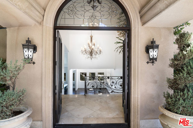 6 Bed Home for Sale in Los Angeles, California
