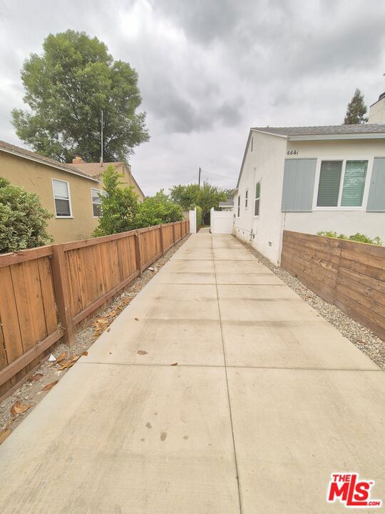 6641 Chimineas Avenue, Reseda CA: https://media.crmls.org/mediaz/776e3f98-9a8f-42cb-8af3-33e573ab4238.jpg