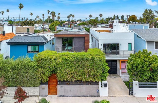 749 Oxford Ave Avenue, Venice CA: https://media.crmls.org/mediaz/776e68ff-c078-4147-924c-d11f7a53cf5b.jpg
