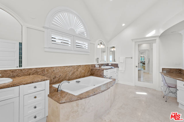 31656 Sea Level Drive, Malibu CA: https://media.crmls.org/mediaz/776e8411-1efb-44ea-a1c9-b010b7152ab1.jpg