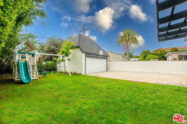 449 S Citrus Avenue, Los Angeles CA: https://media.crmls.org/mediaz/776e997e-b44a-4ef3-a8f9-7412e1ba06a2.jpg