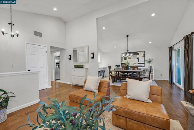 3716 Mesa Vista Dr, San Ramon CA: https://media.crmls.org/mediaz/776f1aee-bd6d-4f34-aeb7-edb5a47357db.jpg