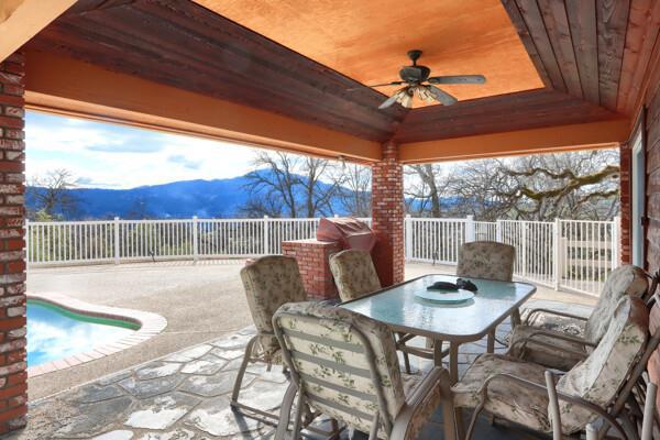 40835 Big Oak Flat Road, Oakhurst CA: https://media.crmls.org/mediaz/776f5a68-5ff3-4668-a0a8-01cfca349f5b.jpg