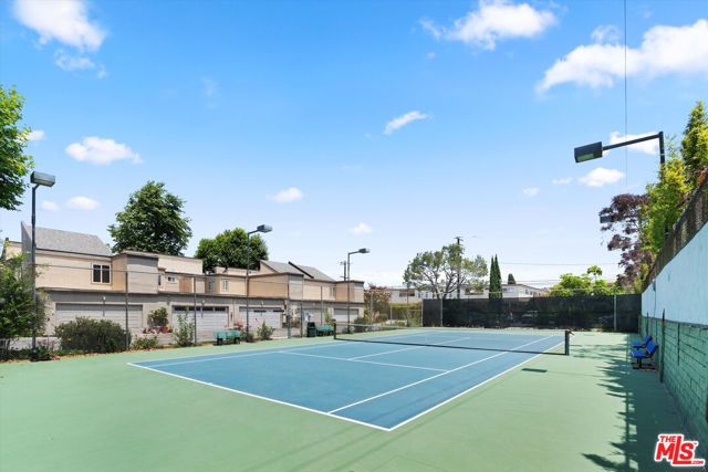 28 Village, Santa Monica CA: https://media.crmls.org/mediaz/77707896-4ae5-4fc4-8889-ecbcf3d0f8de.jpg