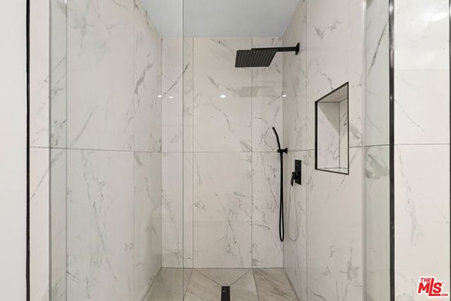 339 N Palm Drive, Beverly Hills CA: https://media.crmls.org/mediaz/77720216-8ca2-4e28-88d1-fe7e19ca2359.jpg