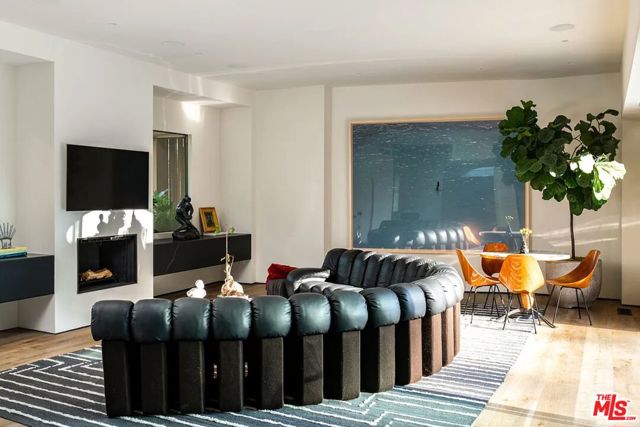 1883 Rising Glen Road, Los Angeles CA: https://media.crmls.org/mediaz/7772e16c-83ac-4477-9a93-cd1639dea7ae.jpg