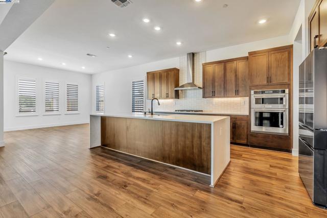 665 River Bend Dr, Lathrop CA: https://media.crmls.org/mediaz/7773d300-be42-49d2-b8c4-71bcb0f84cea.jpg