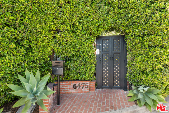 6475 San Marco Circle, Los Angeles CA: https://media.crmls.org/mediaz/7774b1ed-4f11-43a1-9460-7f6f614e2947.jpg