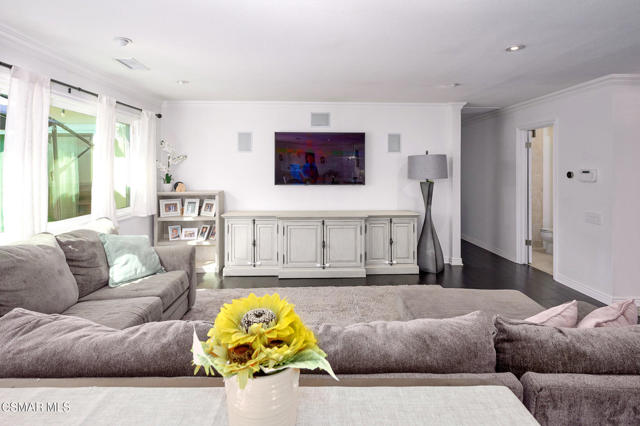 26007 Philrich Circle, Calabasas CA: https://media.crmls.org/mediaz/7774bcff-b6f2-4198-8f5f-0deef8bc32b3.jpg