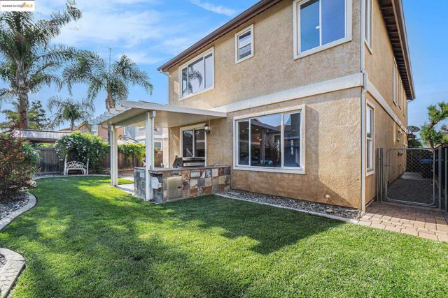 1008 Finn Way, Brentwood CA: https://media.crmls.org/mediaz/7775379b-2a69-4cf3-8cf1-590db41fa5ab.jpg