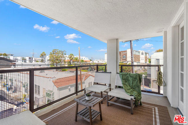 3501 Esplanade, Marina del Rey CA: https://media.crmls.org/mediaz/7776c10d-0c84-403f-bfd6-a1a1a9a11cbb.jpg