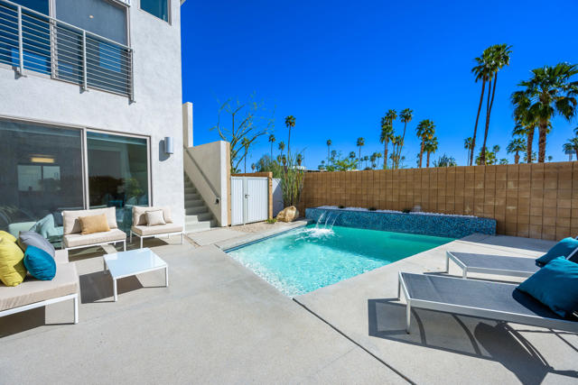 970 Oceo S Circle, Palm Springs CA: https://media.crmls.org/mediaz/7778dfd2-b0ad-473d-b07c-f14aba1f76b1.jpg