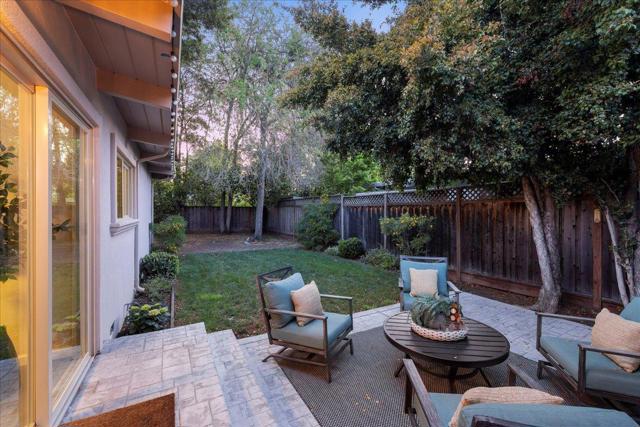 907 Christopher Way, Menlo Park CA: https://media.crmls.org/mediaz/7778e149-b5e0-4089-8920-aa8327d4eca9.jpg
