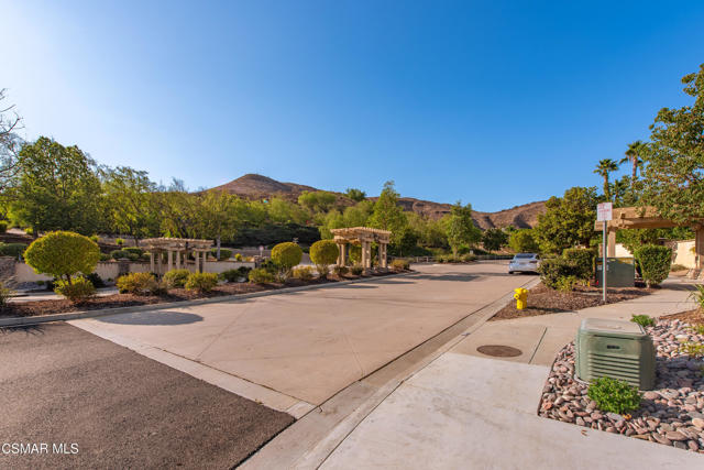 1008 N Country Club Drive, Simi Valley CA: https://media.crmls.org/mediaz/7779759f-2423-42c4-a716-702e52eb8060.jpg
