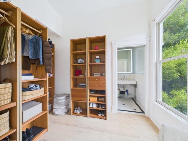 1709 Myrtle St, Oakland CA: https://media.crmls.org/mediaz/7779dfe4-6a2b-4064-bcb9-cea8b616897c.jpg