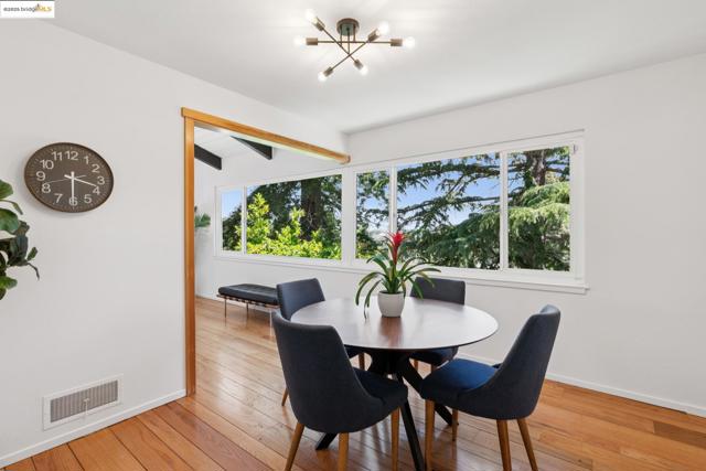 1023 Overlook Rd, Berkeley CA: https://media.crmls.org/mediaz/777b4976-e827-4e2c-9a2e-1efe96e0dfbe.jpg
