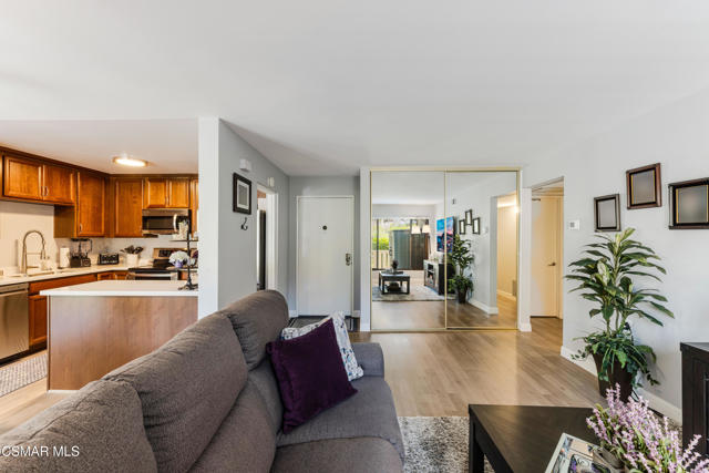 348 Chestnut Hill Court, Thousand Oaks CA: https://media.crmls.org/mediaz/777b7592-a8bc-4779-8811-8791ae0c456c.jpg