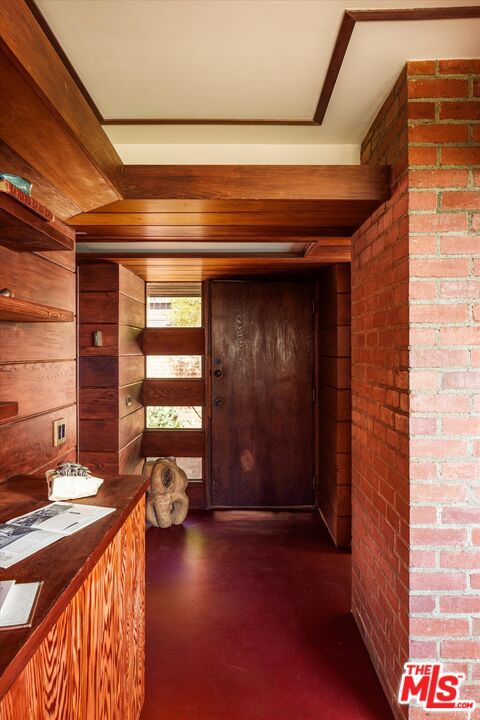 4260 Sea View Lane, Los Angeles CA: https://media.crmls.org/mediaz/777cfa3c-6c1e-472e-8fbc-b2e8dc9fefb4.jpg