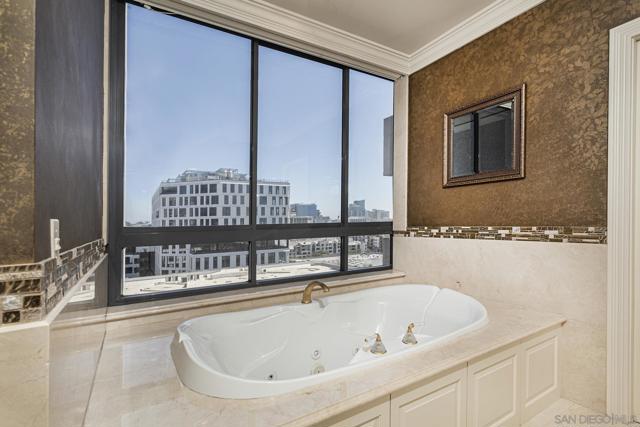 700 Front St, San Diego CA: https://media.crmls.org/mediaz/777d1399-46ff-4cbe-a360-b8b0954e0ae5.jpg