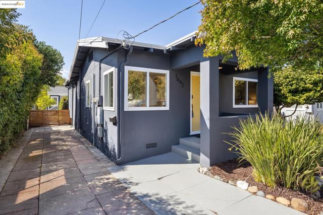 1642 10Th St, Berkeley CA: https://media.crmls.org/mediaz/777d932a-a2e7-4494-9969-14c36771d67a.jpg