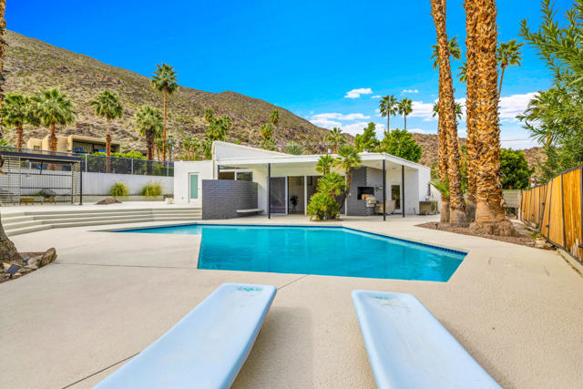 345 W Crestview Drive, Palm Springs, CA 92264