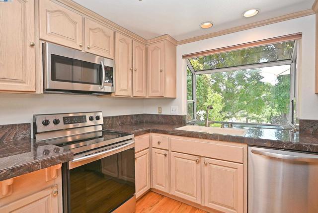 727 Paradise Valley Ct, Danville CA: https://media.crmls.org/mediaz/777dde1e-e9ae-498a-91b4-3eea86d6ee6f.jpg