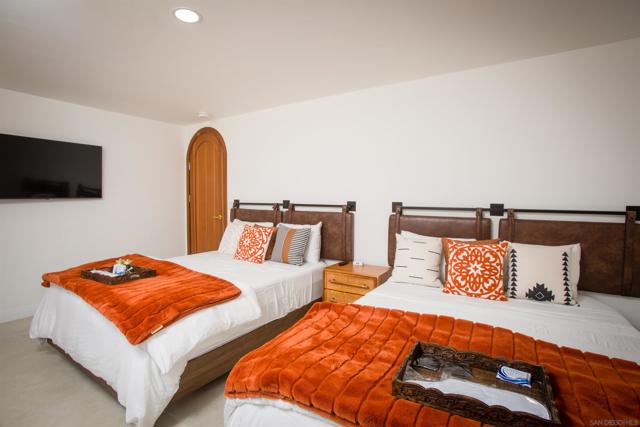 1047 Highland Dr, Del Mar CA: https://media.crmls.org/mediaz/777e50a5-c785-4801-8fbd-c85d5d67fbe6.jpg