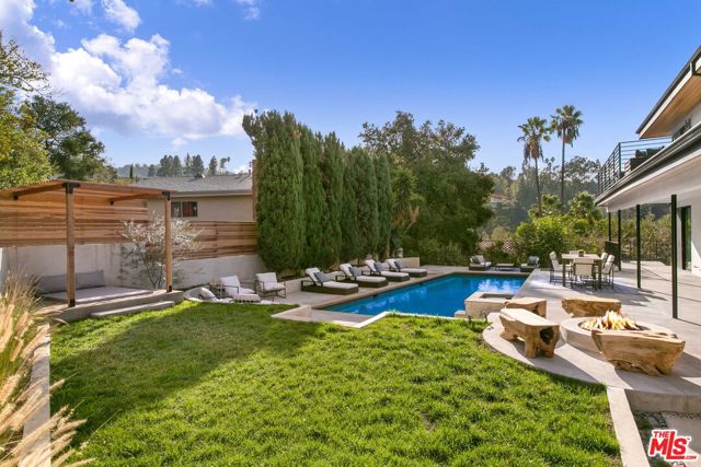 11428 Dona Lola Drive, Studio City CA: https://media.crmls.org/mediaz/777ed124-1801-4322-92cf-c8eb0bfffef7.jpg