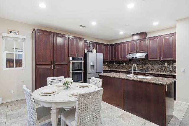 2923 Oro Blanco Cir, Escondido CA: https://media.crmls.org/mediaz/777f09c3-bad8-4a9a-bedc-640ebd9e51df.jpg