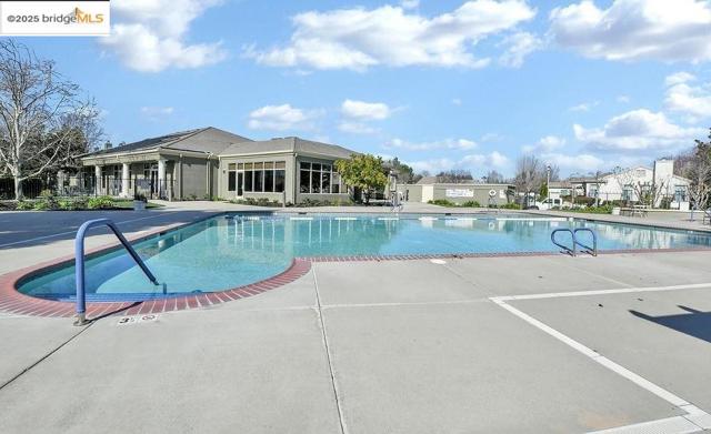 540 Central Park Pl, Brentwood CA: https://media.crmls.org/mediaz/777f1bbb-3705-46ca-a35f-aef02633f0a9.jpg