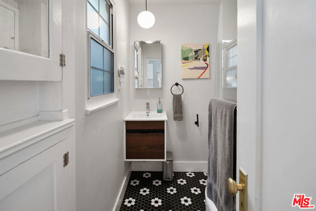 2059 Laurel Canyon Boulevard, Los Angeles CA: https://media.crmls.org/mediaz/778052cf-d18a-4fdc-bbe0-88cb1ab10a12.jpg