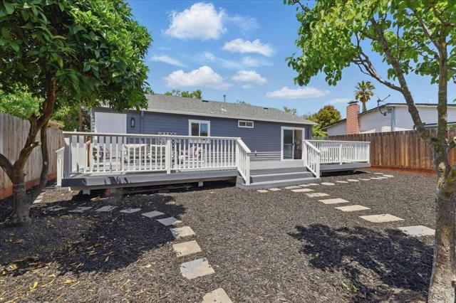571 Hamilton Avenue, Menlo Park CA: https://media.crmls.org/mediaz/77805437-bb83-4edc-bf81-be141a866b60.jpg
