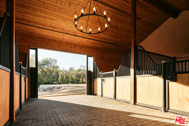 29685 Cuthbert Road, Malibu CA: https://media.crmls.org/mediaz/77811923-a48d-4487-b68f-8bea66e93617.jpg