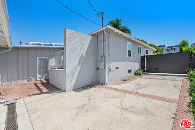 769 Wildomar, Pacific Palisades CA: https://media.crmls.org/mediaz/77835443-e6c8-4f5a-b604-ff39ebde32d6.jpg