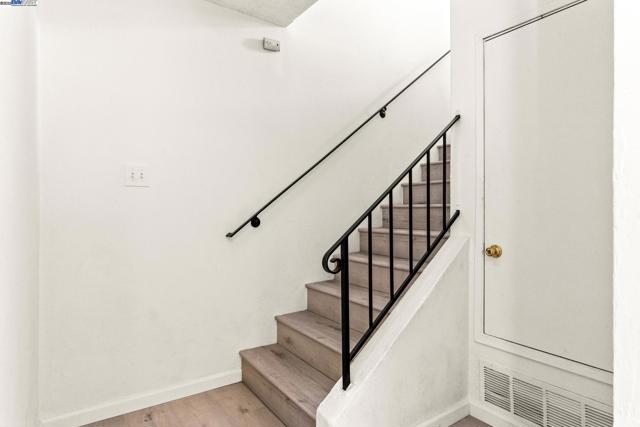 446 Bayview Cir, San Francisco CA: https://media.crmls.org/mediaz/7783566f-415e-486e-b799-eab282e7353f.jpg