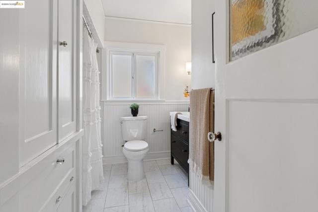 533 Lewis Ave, San Leandro CA: https://media.crmls.org/mediaz/77840cce-80a1-47a4-a8fd-02152ba194e5.jpg