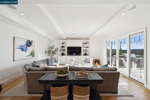 1204 Glen Rd, Lafayette CA: https://media.crmls.org/mediaz/77841cdb-7868-465f-937a-98256a79a4b8.jpg