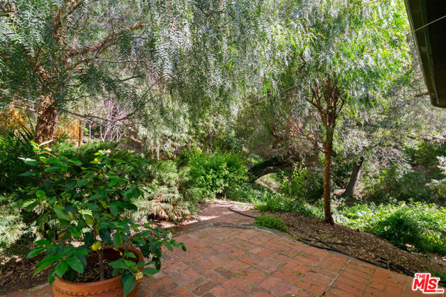 21550 Summit Trail, Topanga CA: https://media.crmls.org/mediaz/77849eb1-7ad3-459d-8c7a-e422dd769120.jpg