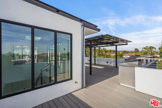 1037 21st Street, Santa Monica CA: https://media.crmls.org/mediaz/7784d9b3-523f-40cc-a800-d5cb635d6bc0.jpg
