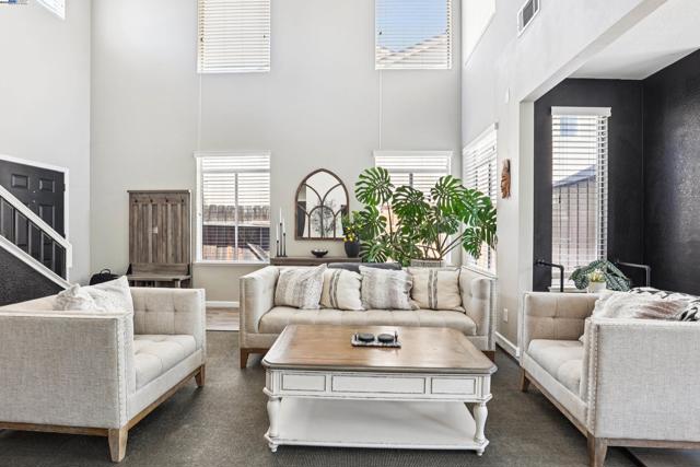 2084 Springbrook Ct, Oakley CA: https://media.crmls.org/mediaz/778676cb-1aac-4d18-9a38-d7d532b24c4b.jpg