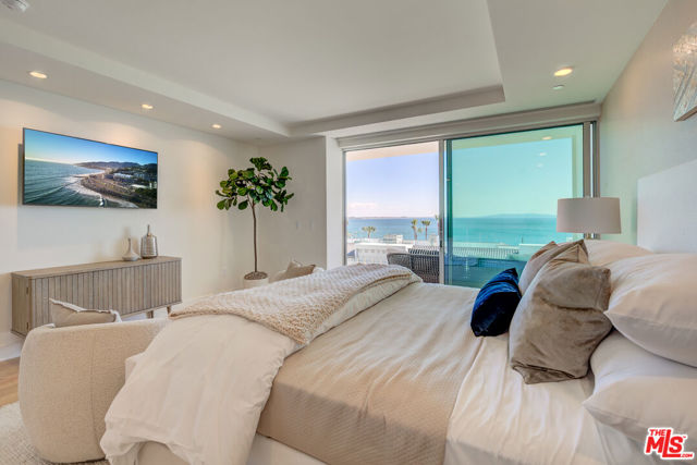 17325 Castellammare Drive, Pacific Palisades CA: https://media.crmls.org/mediaz/7786a788-b9b8-4420-a240-cfd70cd26ca9.jpg