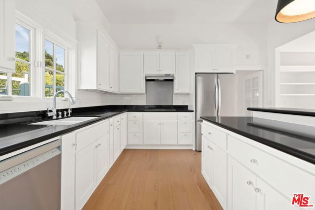 541 Homer Street, Manhattan Beach CA: https://media.crmls.org/mediaz/77871f27-7fb5-4efe-ac1c-61a63d01b39c.jpg