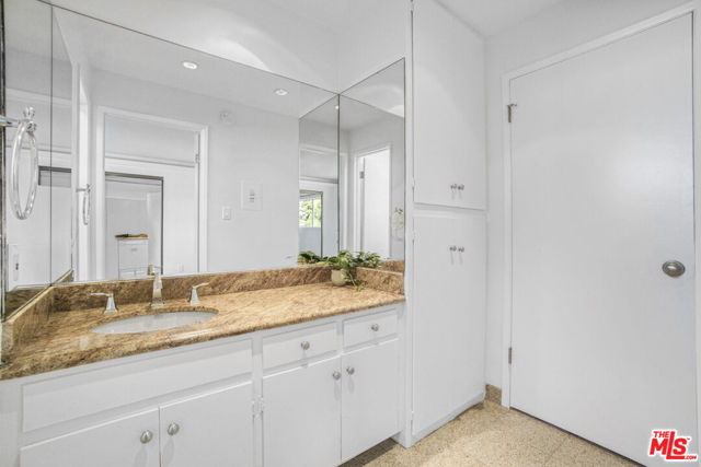 1323 S Carmelina Avenue, Los Angeles CA: https://media.crmls.org/mediaz/7787549d-60b9-4815-aa20-699d2dff1edb.jpg